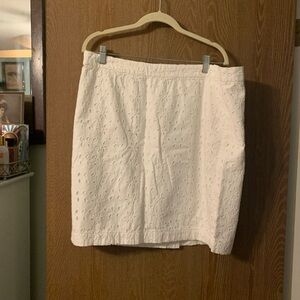 White Old Navy lace mini skirt with slit in back